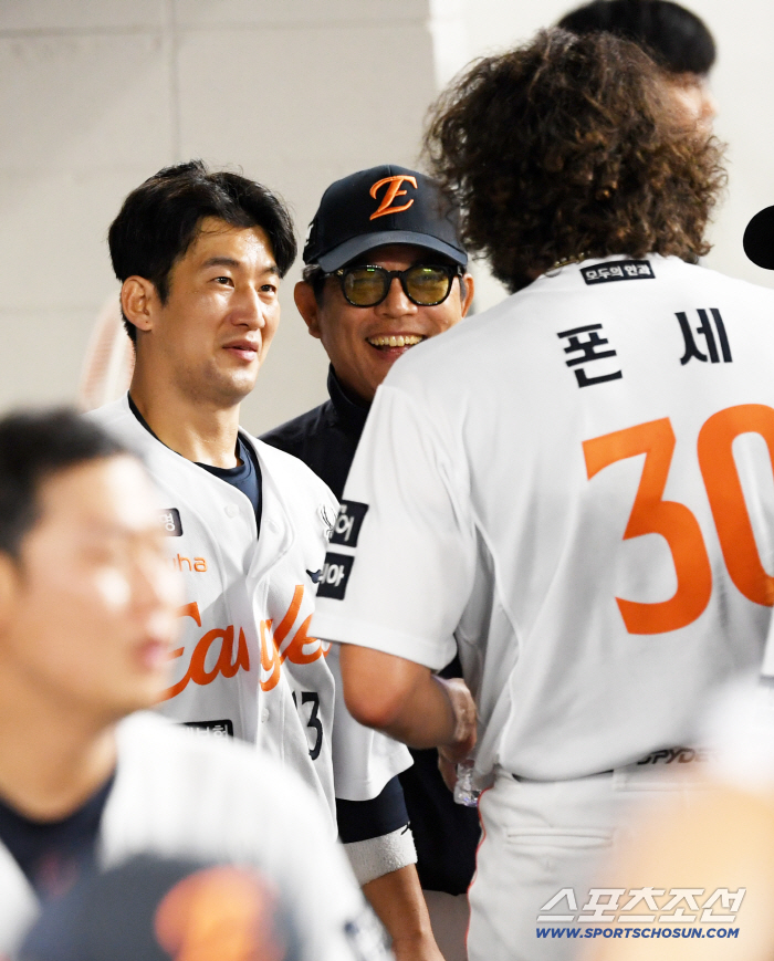 Honey is dripping from my eyes. Ponce, who broke his losing streak and roared, and pitching coach who smiled at his father even after bickering with the catcher