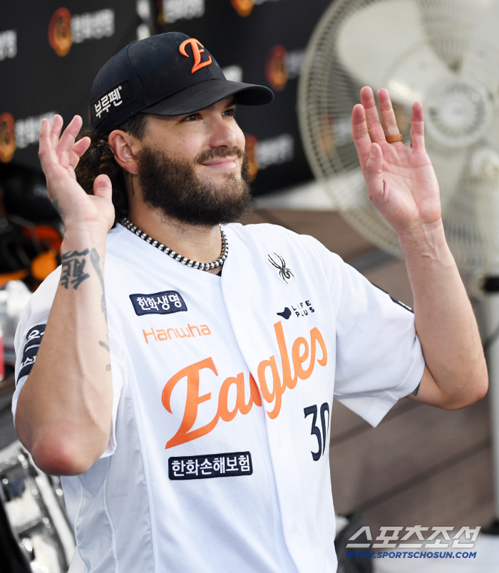 Honey is dripping from my eyes. Ponce, who broke his losing streak and roared, and pitching coach who smiled at his father even after bickering with the catcher