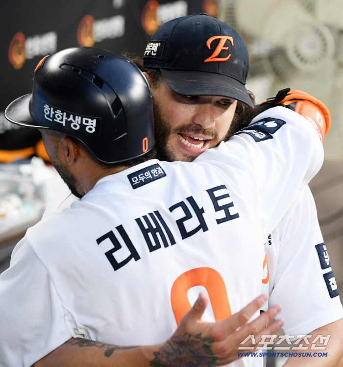 Honey is dripping from my eyes. Ponce, who broke his losing streak and roared, and pitching coach who smiled at his father even after bickering with the catcher