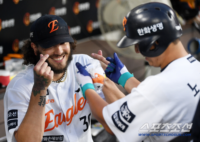 Honey is dripping from my eyes. Ponce, who broke his losing streak and roared, and pitching coach who smiled at his father even after bickering with the catcher