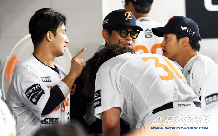Honey is dripping from my eyes. Ponce, who broke his losing streak and roared, and pitching coach who smiled at his father even after bickering with the catcher