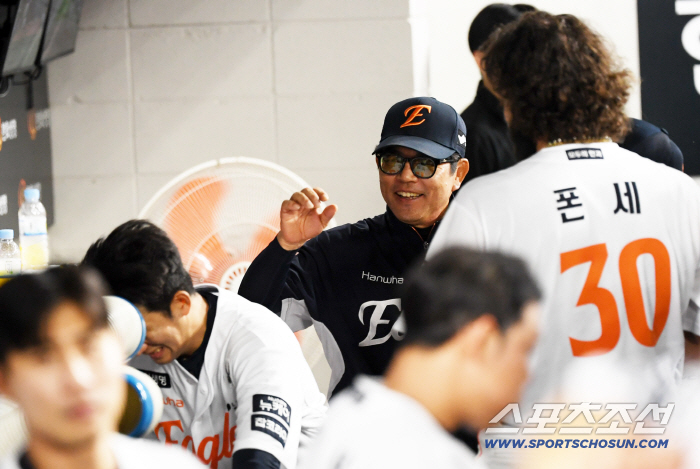 Honey is dripping from my eyes. Ponce, who broke his losing streak and roared, and pitching coach who smiled at his father even after bickering with the catcher