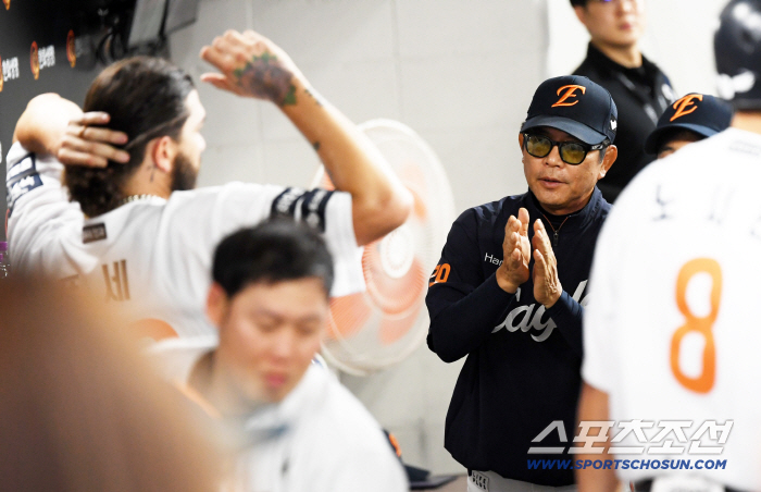 Honey is dripping from my eyes. Ponce, who broke his losing streak and roared, and pitching coach who smiled at his father even after bickering with the catcher