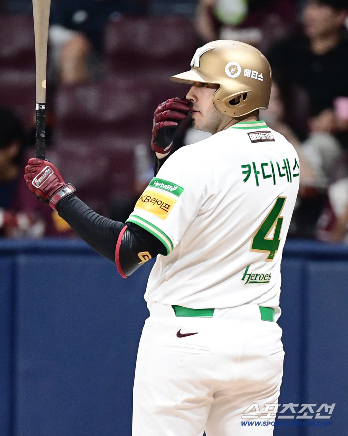 I gave 600 million won a year to live without it...47 days out of injury → batting average of 0.167 What should I do with foreigners who are having difficulty dealing with it? 