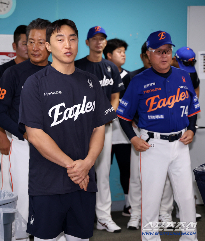 I look forward to your kind cooperation. Kim Seo-hyun and Moon Dong-ju, who brought their new family members, Son Ah-seop, who joined right after the trade