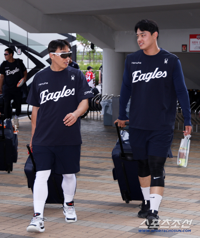 I look forward to your kind cooperation. Kim Seo-hyun and Moon Dong-ju, who brought their new family members, Son Ah-seop, who joined right after the trade