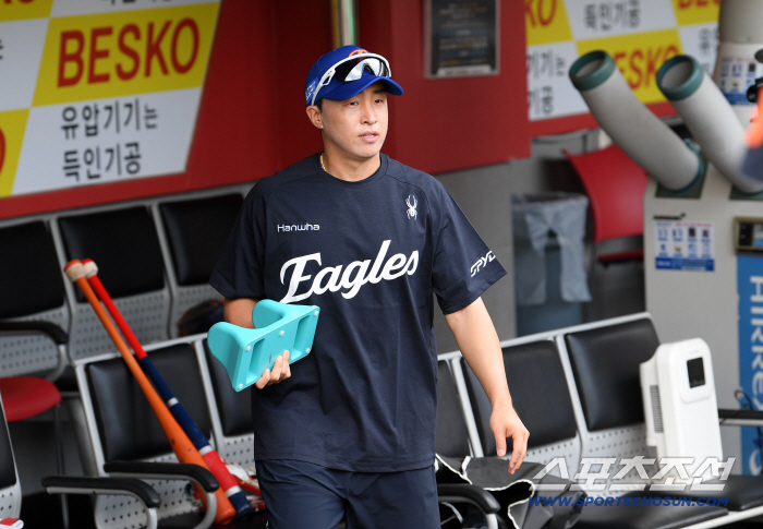 I look forward to your kind cooperation. Kim Seo-hyun and Moon Dong-ju, who brought their new family members, Son Ah-seop, who joined right after the trade