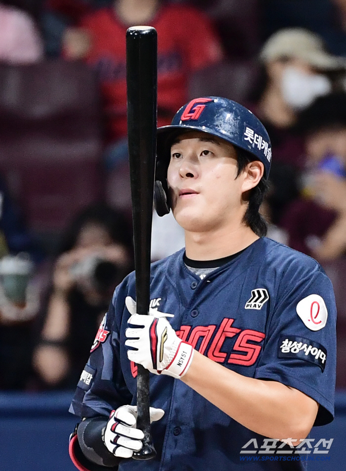 It's been a month since he hit a long shot. From 3B to a heating sign. Na Seung-yeop, who hit a two-run double amid the worry of the master, seems to be getting better little by little