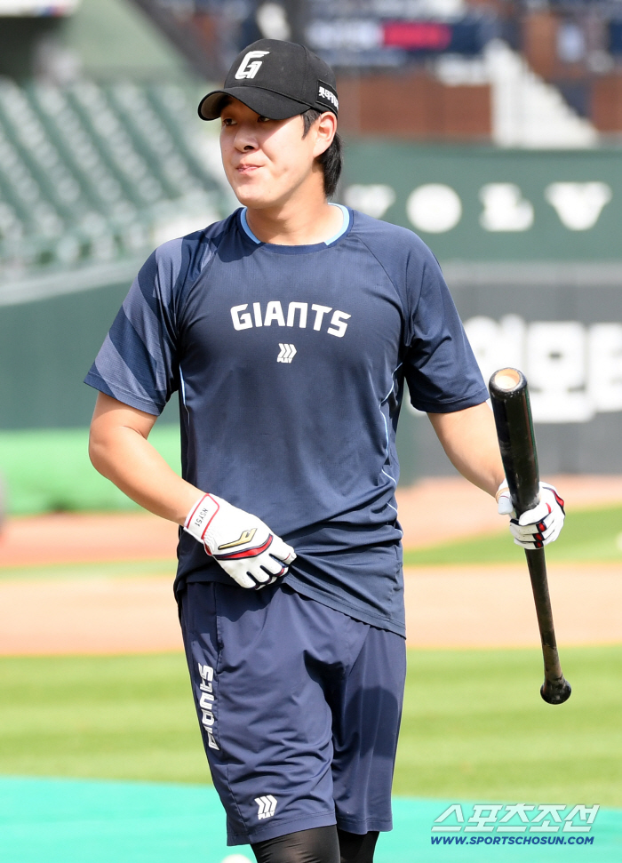 It's been a month since he hit a long shot. From 3B to a heating sign. Na Seung-yeop, who hit a two-run double amid the worry of the master, seems to be getting better little by little