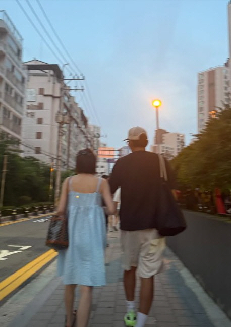 Kim Ji-min ♥ Kim Jun-ho's first arm-to-arm date since becoming a couple...the happiness of a newlywed child