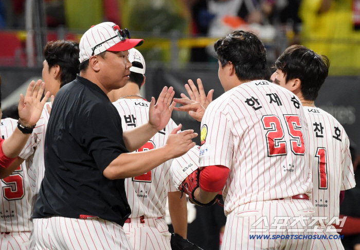 Kim Si-hoon, who would have won the transfer for the first time, and Han Jae-seung, who made his debut save for the first time, took the No. 1 spot in Hanwha