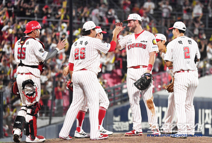 Kim Si-hoon, who would have won the transfer for the first time, and Han Jae-seung, who made his debut save for the first time, took the No. 1 spot in Hanwha
