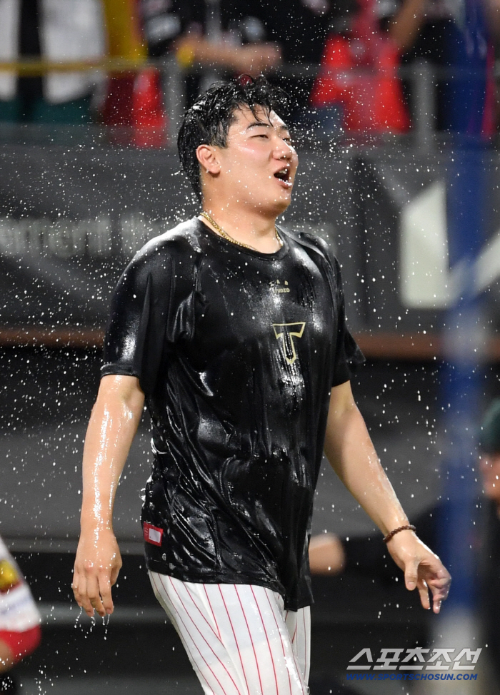Kim Si-hoon, who would have won the transfer for the first time, and Han Jae-seung, who made his debut save for the first time, took the No. 1 spot in Hanwha