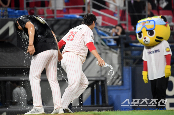 Kim Si-hoon, who would have won the transfer for the first time, and Han Jae-seung, who made his debut save for the first time, took the No. 1 spot in Hanwha