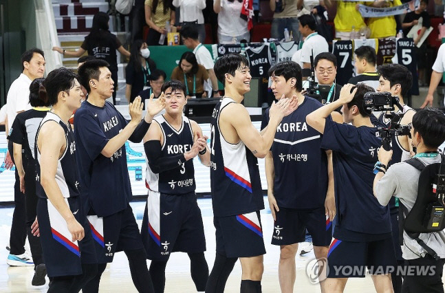 Korea's men's basketball team leaves for Jeddah, Saudi Arabia. What's your chance of making it to the quarterfinals?