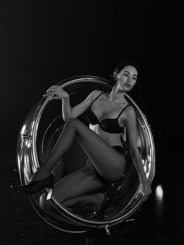 Nana's bold pose while pulling up her panties...Underwear pictorial with all the tattoo marks removed 