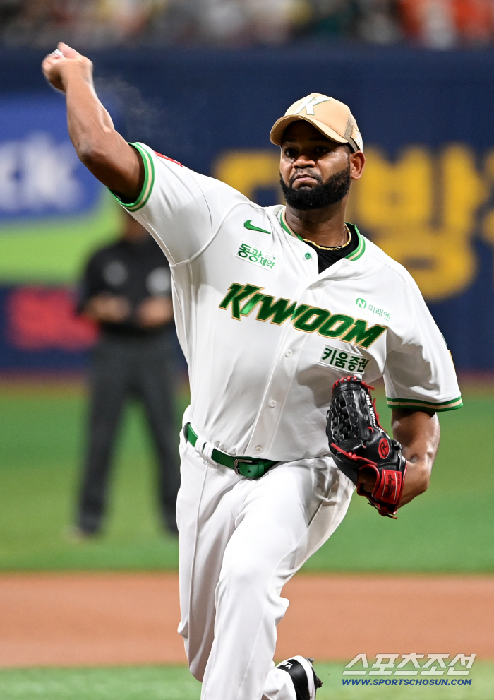 Nightmarish escape of seven consecutive losses! Alcantara's return to his prime has allowed eight scoreless innings → Lotte, the No. 1 hit, has four hits...Kiwoom paid back as much as he got