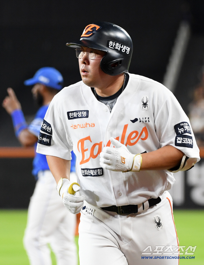 Oh, 7.2 billion FA is directly hit by Hanwha's mega-hit trade...I'm going to make him the designated hitter
