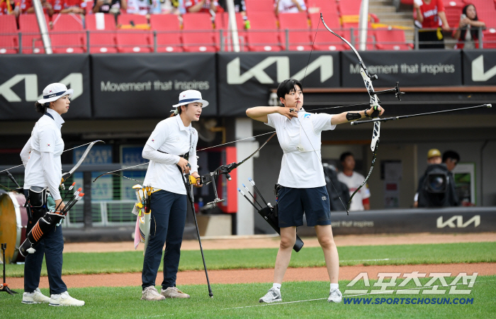  Archery national team member Lim Si-hyun, Chaeyoung, and Ansan, focus