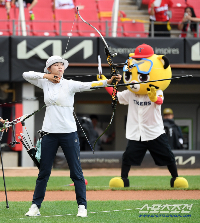 Archery national team member Lim Si-hyun is also focused on the sound of cheering