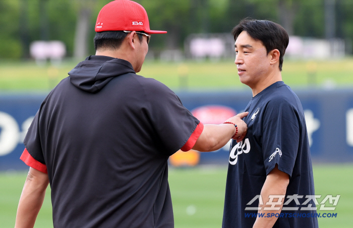  Coach Son Seung-rak, Son Ah-seop, jokingly saying hello