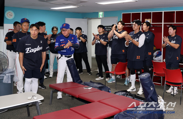  Director Kim Kyung-moon of Hanwha welcomes the new family, Son Ah-seop