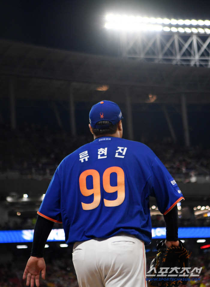  Hanwha Ryu Hyun-jin heading to the mound