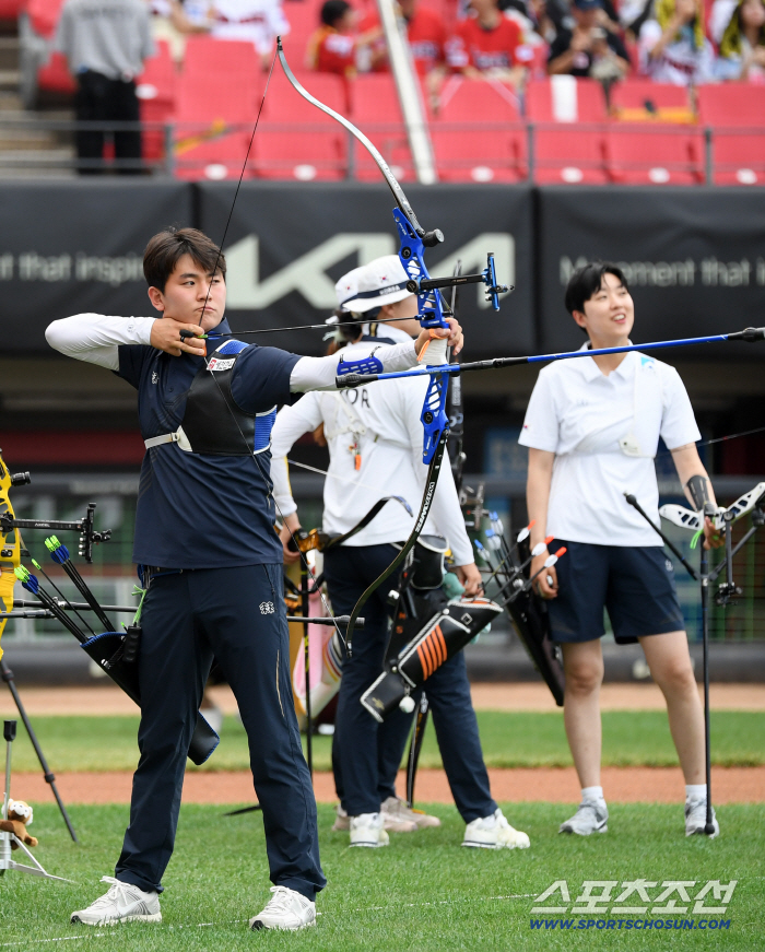  Kim Jae-deok, the national archery team, concentrates