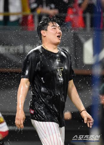  Kim Si Hoon's first win. Cool water ceremony