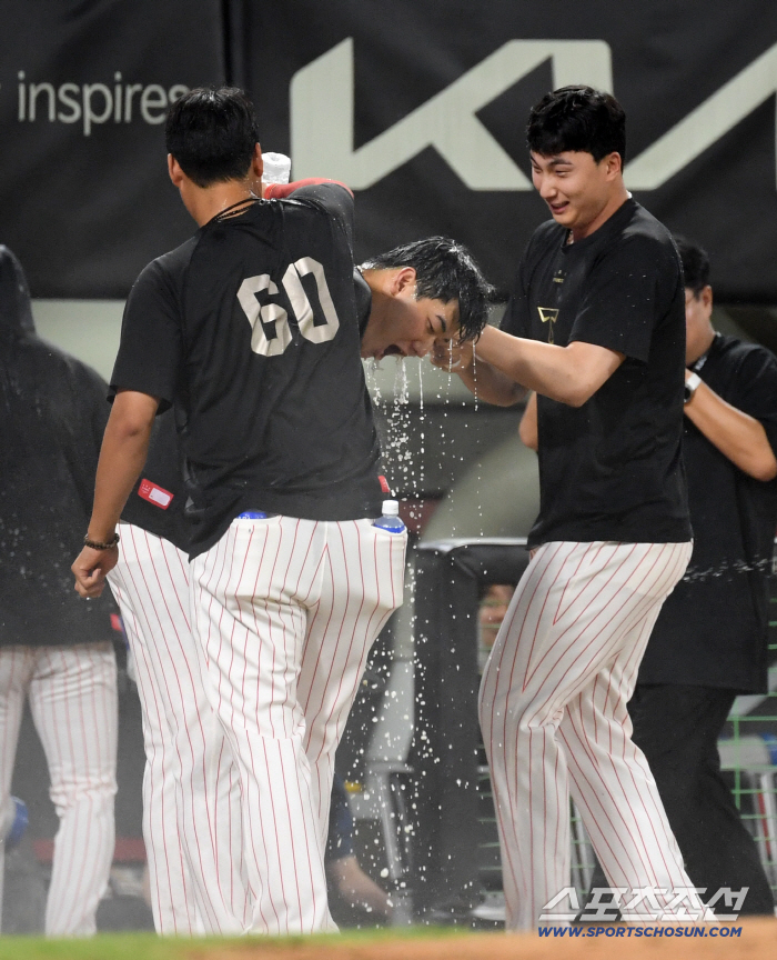  Kim Si Hoon's first win. Cool water ceremony