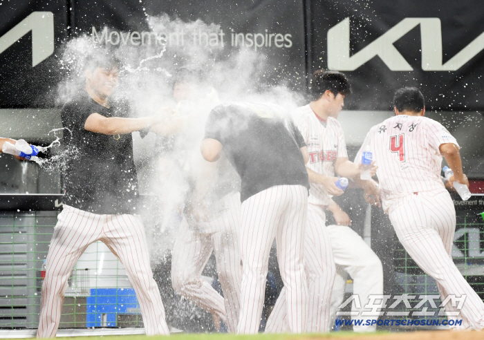  Kim Si Hoon's first win. Cool water ceremony
