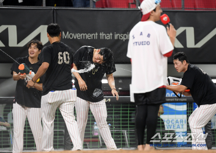  Kim Si Hoon's first win. Cool water ceremony