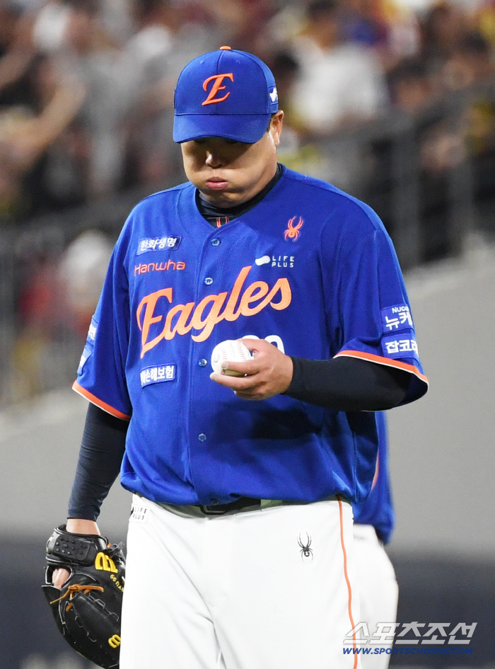  Ryu Hyun-jin and Choi Hyung-woo handled a fly ball at the end of the 10-pitch match