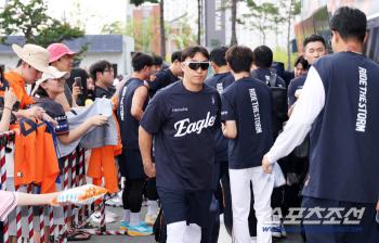  Son Ah Seop is now Hanwha Man