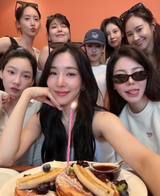  Girls' Generation is united...Tiffany's birthday  Surprise meeting ahead of the 18th anniversary