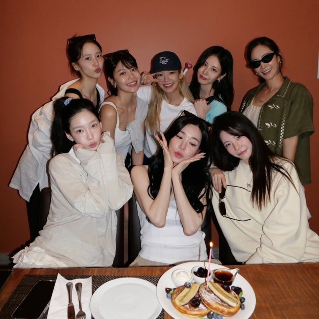  Girls' Generation is united...Tiffany's birthday  Surprise meeting ahead of the 18th anniversary