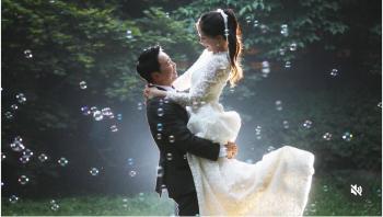 'Surprise Kim Taehee.' Kim Hayoung, wedding photo..♥ In the arms of the bride-to-be, 'moon eye contact'