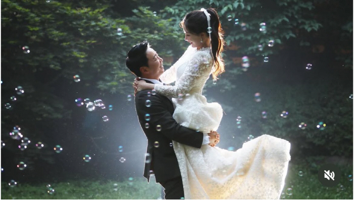 'Surprise Kim Taehee.' Kim Hayoung, wedding photo..♥ In the arms of the bride-to-be, 'moon eye contact'