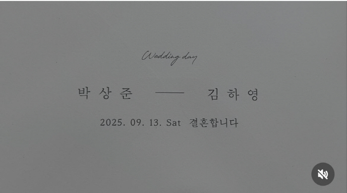 'Surprise Kim Taehee.' Kim Hayoung, wedding photo..♥ In the arms of the bride-to-be, 'moon eye contact'