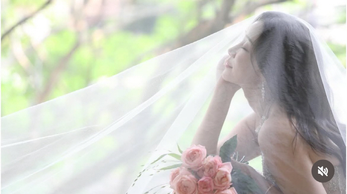 'Surprise Kim Taehee.' Kim Hayoung, wedding photo..♥ In the arms of the bride-to-be, 'moon eye contact'