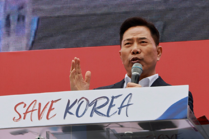 Yang Dong-geun, controversy over participation in the martial law advocacy Son Hyun-bo camp..Political color disappointment vs simple praise