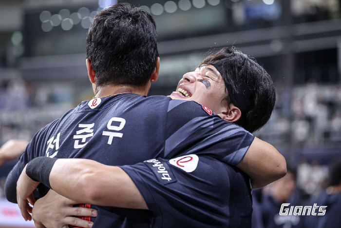The first hit of the pinch-hitting operation → Two veterans playing their roles in the 9th inning with two outs...In the second year, 16 consecutive wins have come to nothing. 