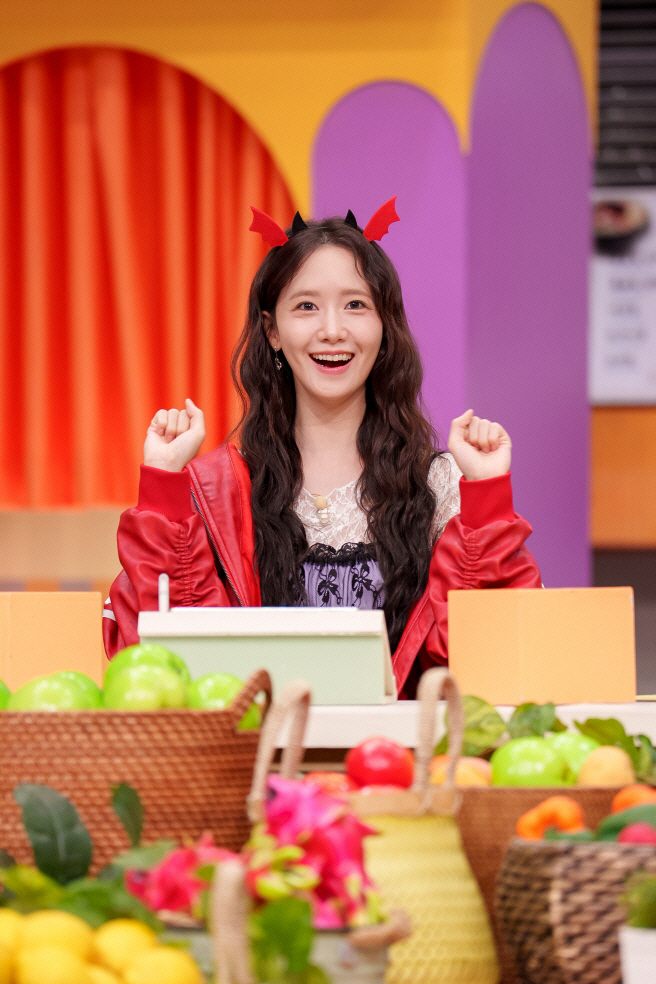 Yoona Doubts Taeyeon’s Homebody Claim on 'Amazing Saturday'