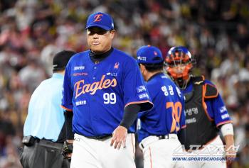 Hey, why are you doing this to me? Ryu Hyun-jin is tongue-in-cheek with Choi Hyung-woo's contact ability. 