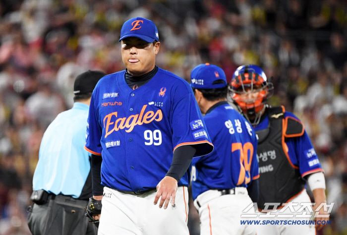 Hey, why are you doing this to me? Ryu Hyun-jin is tongue-in-cheek with Choi Hyung-woo's contact ability.