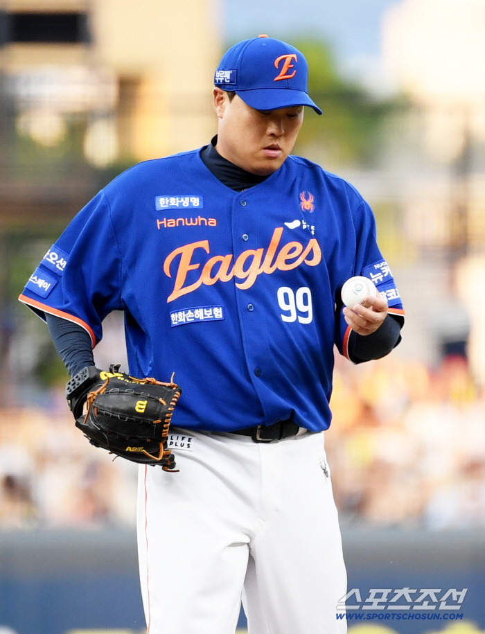 Hey, why are you doing this to me? Ryu Hyun-jin is tongue-in-cheek with Choi Hyung-woo's contact ability.