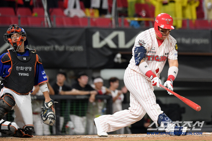 Hey, why are you doing this to me? Ryu Hyun-jin is tongue-in-cheek with Choi Hyung-woo's contact ability.