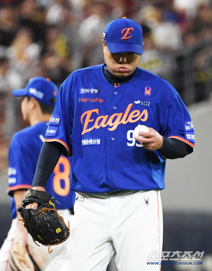 Hey, why are you doing this to me? Ryu Hyun-jin is tongue-in-cheek with Choi Hyung-woo's contact ability.