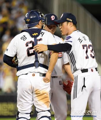 I'm going to keep it today! Five hold pitchers alone, Doosan's desperation → As every pitcher's hold tells us, they each did their part