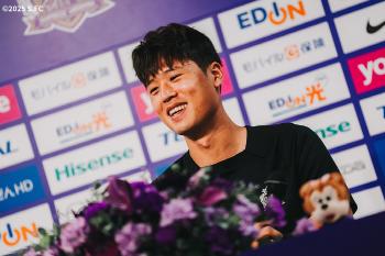 Kim Joo-sung, who was greatly welcomed, praised the Hiroshima team at the conference...A precious person who will improve the team's Hiroshima power